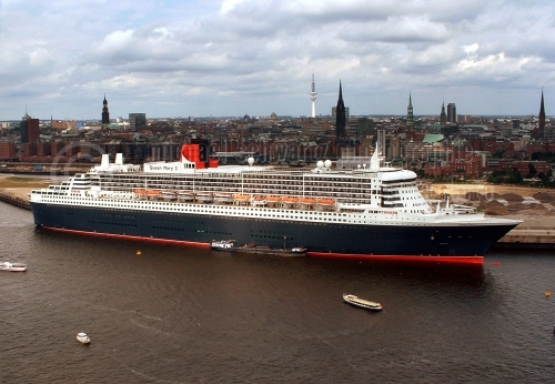 Erster Besuch der Queen Mary 2 in Hamburg (© Michael Schwartz)